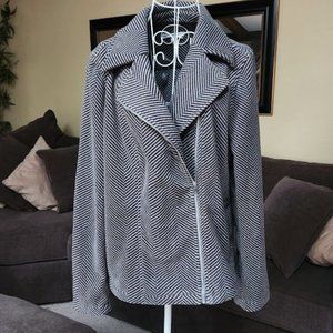 New super soft Isaac Mizrahi Live gray / black chevron print zip up jacket sz lg